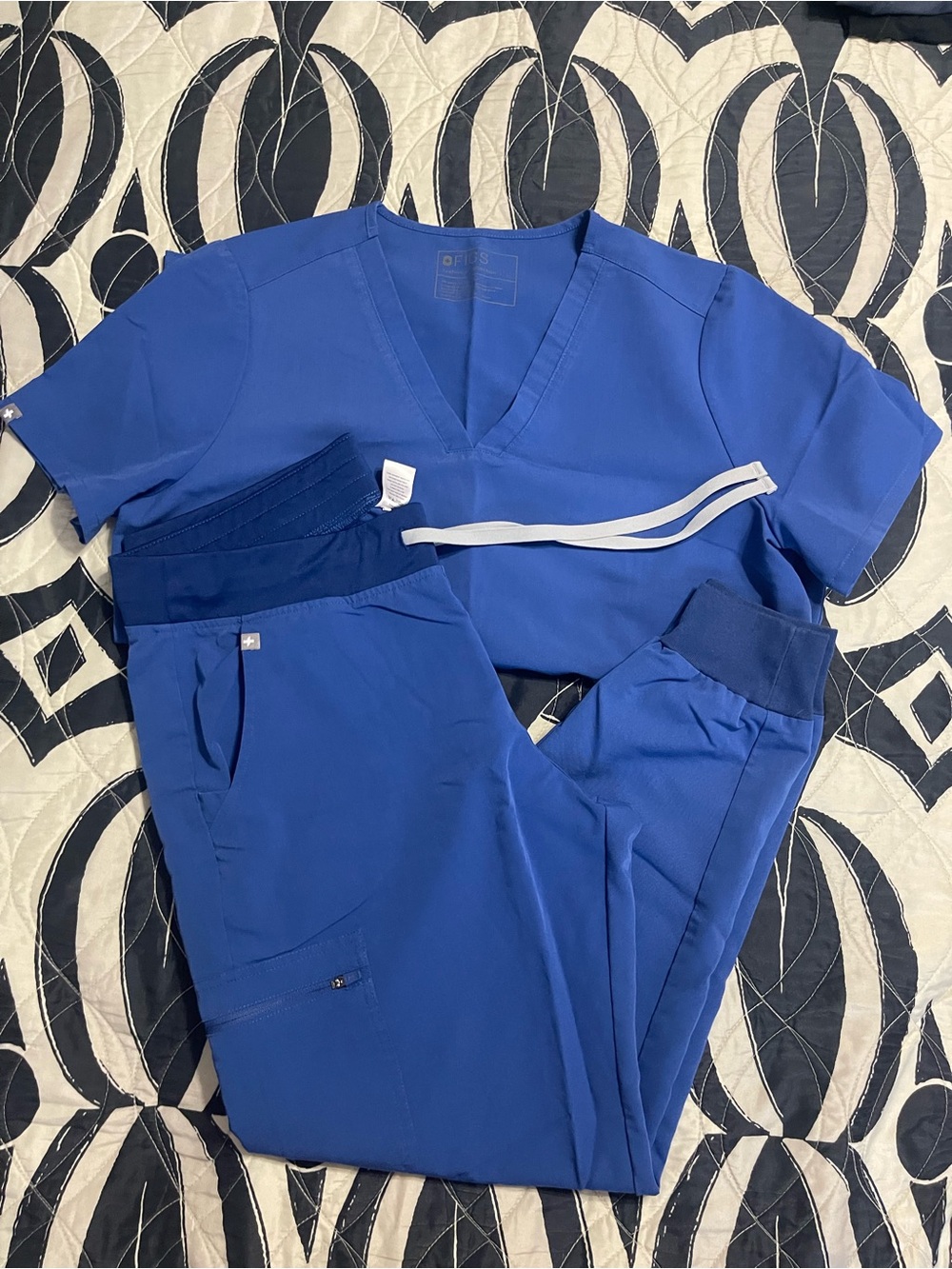 FIGS Denim Casma 3-Pocket Top & Zamora Jogger Scrub Set L